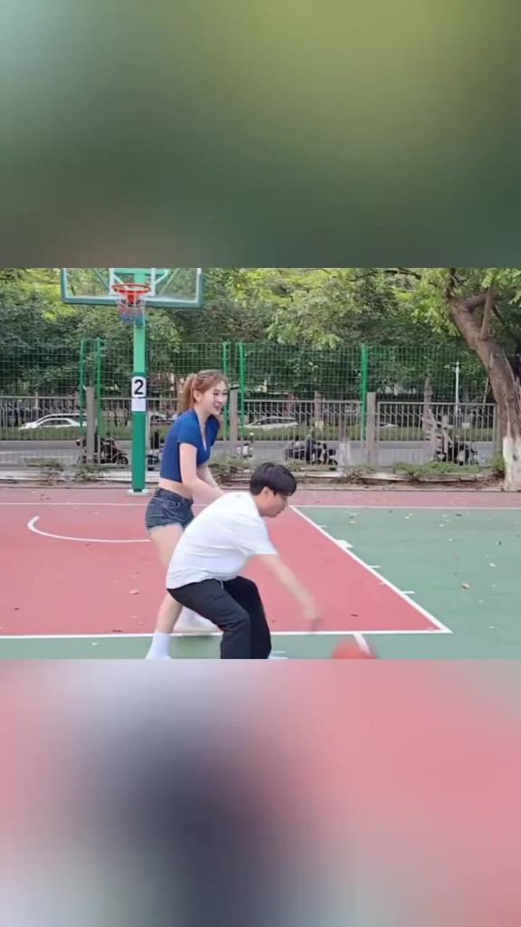 集夢(mèng)會(huì)長背打一米8的女生，這是真打球啊！