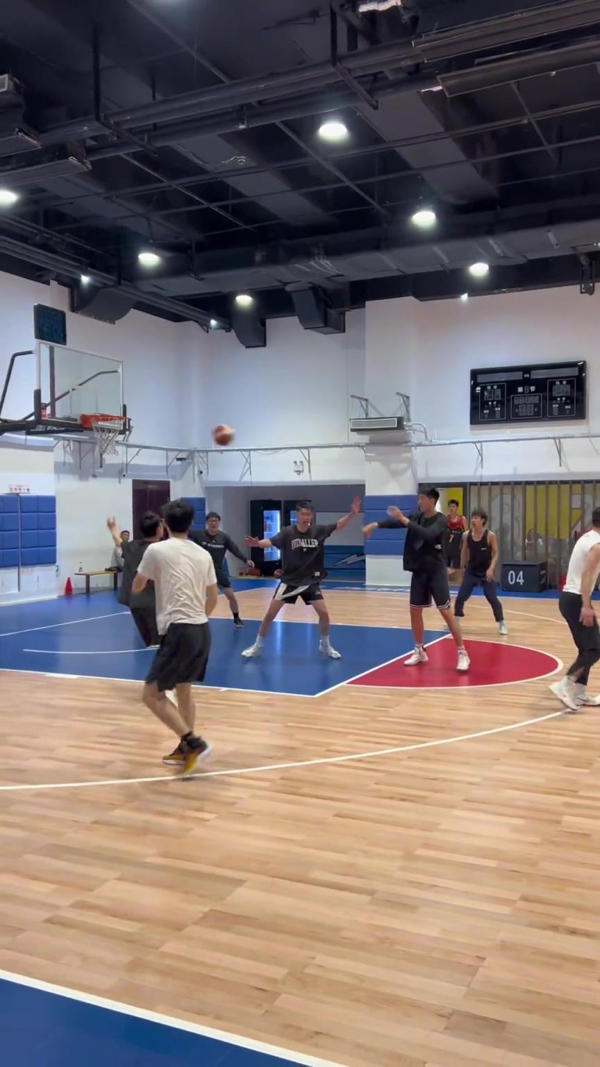 對(duì)手回家后：老婆，我今天在野球場(chǎng)匹配到巔峰馬刺隊(duì)了！