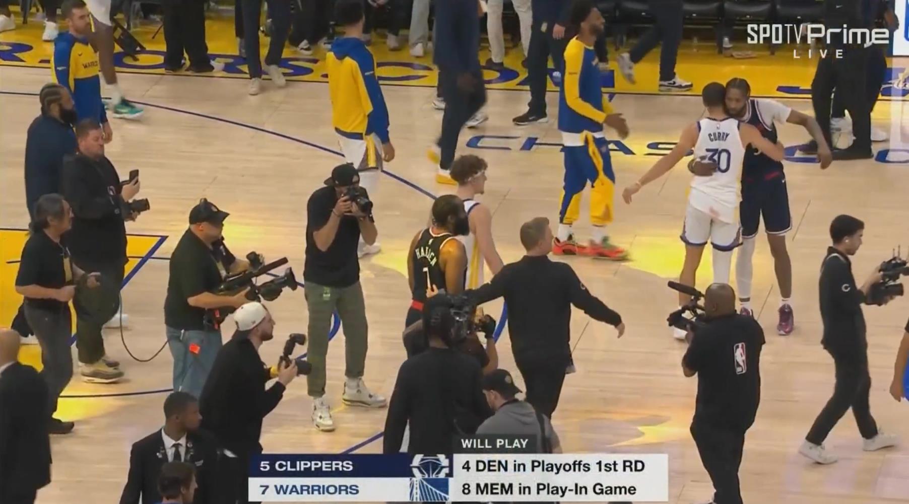 加時(shí)賽12分無(wú)解表現(xiàn)率隊(duì)獲勝！哈登賽后臉上笑容藏不住呀