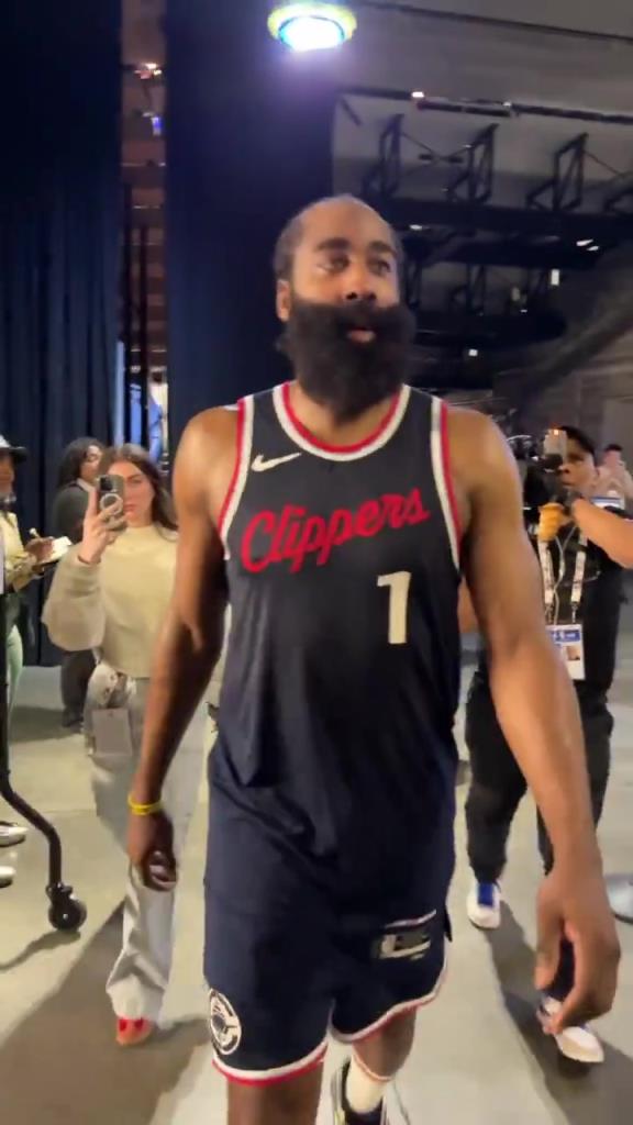 爆砍39分！哈登賽后走入球員通道氣喘吁吁：今天是場(chǎng)艱苦的戰(zhàn)斗