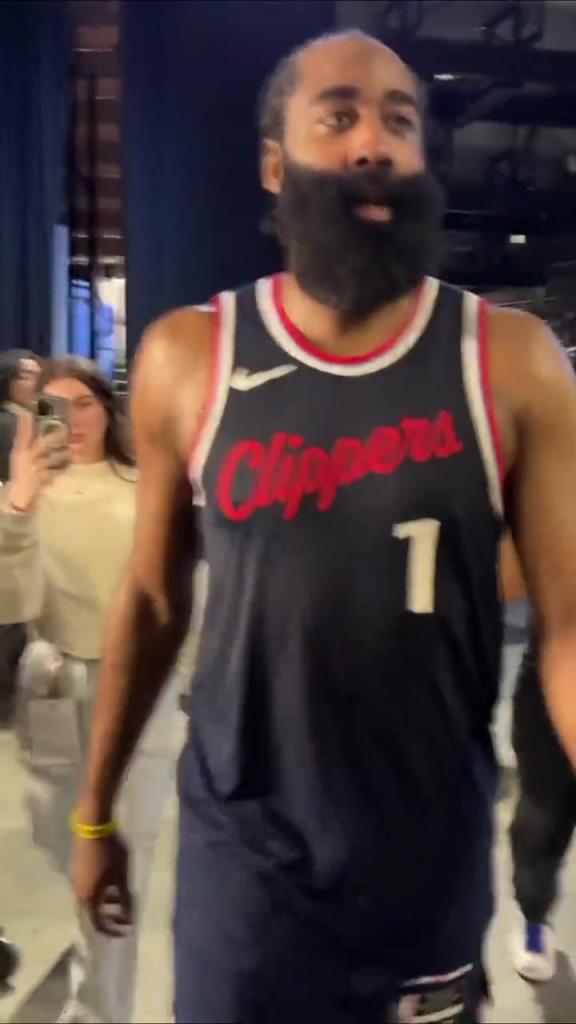 贏了！哈登賽后走回更衣室在球員通道和工作人員一一擊掌慶祝