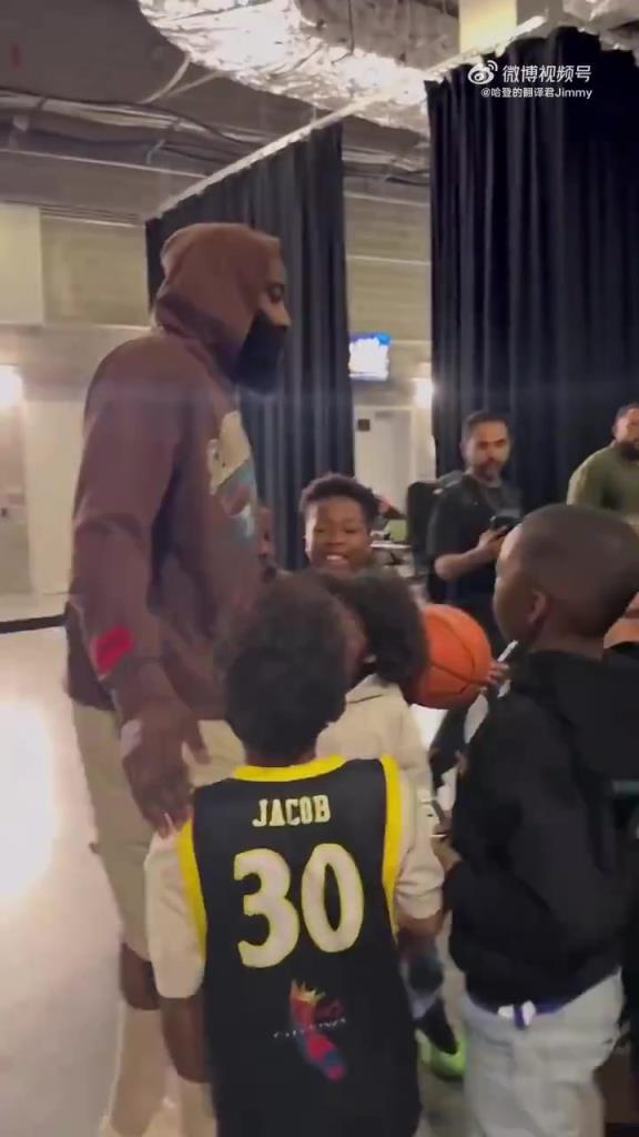 哈登賽后對小朋友：聽你們家長的話，總有一天你們也會打進NBA