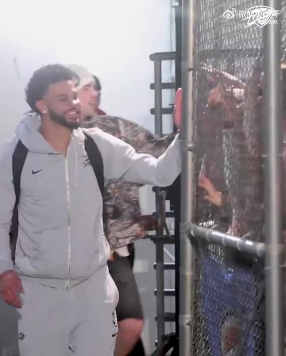 68勝歷史第五傲人戰(zhàn)績！雷霆全員回到OKC，當(dāng)?shù)厍蛎詿崆榻訖C