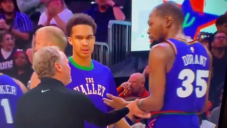 下課導(dǎo)火索？主帥布登此前抓住KD手臂要說什么，被一把甩開！