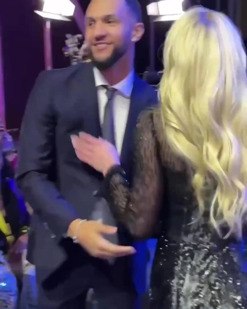 身材姣好！薩格斯的女友海莉被芝加哥天空選中！兩人接吻慶祝