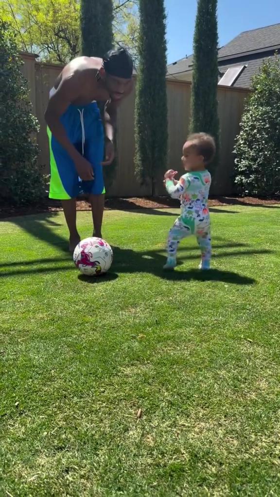 足球要從娃娃抓起！SGA帶娃踢足球，小孩摔倒時(shí)鼓掌“嘲笑”！